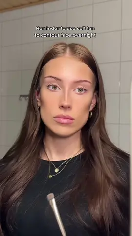 Favorite hack for a natural contour 🫶🏼 #fyp #selftannercontour #selftanroutine #makeuptips 
