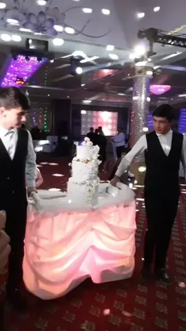Wedding cake fall prank! #prank #wedding #weddingcakefail 