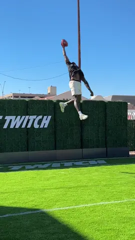 DK METCALF FLOATING LIKE HE SHOULD BE IN THE DUNK CONTEST 🚀 @fasttwitchenergy @dkm140 