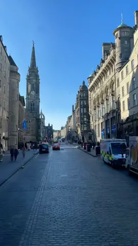 One fine day in Edinburgh 💙 Travel tips: If you don’t have enough time to explore a city, try one day bus pass and make sure you get the upper deck - front view. Don’t forget to check the bus routes (and its operator companies), then locate the famous landmarks on the maps 😄 #timelapse #busride #travel #winter #oldtown #edinburgh #Scotland #uk 