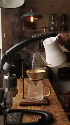 ハンドドリップコーヒーの抽出湯温は85℃〜90℃くらい。 温度計のない方は沸騰してから1分30秒程 置くとだいたい90℃になりますよ😉👍🏻 #コー#コーヒー琲#珈琲#珈琲時間ー#コーヒータイムー#コーヒーのある暮らしー#コーヒーのある生活ー#コーヒー好きリ#ドリップン#ハンドドリップ #おうちカフェう#おうち時間癒し#癒しの時間ー#コーヒーの淹れ方#coffee #coffeelover #coffeebreak #coffeebrewing 