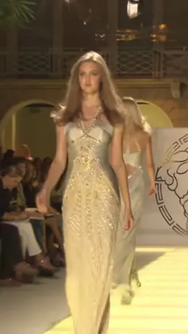 #lindsaywixson falling at the #versace S/S 2012 fashion show. Many people claim that #DaphneGroeneveld rolled her eyes at her while falling!  #fashion #iconic #model #fyp #foryou #highfashion 
