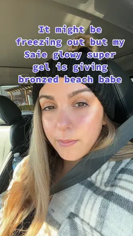 Round of applause to Saie for this one! Glowy super gel in sunglow is 🤌🏼 #dewyskin #skincare #makeup #grwmroutine #glowysupergel #bronzebabe #beachbabe 