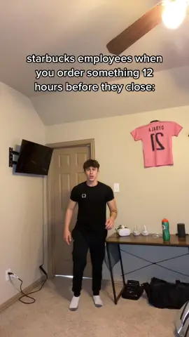 starbucks employees when they have to do their job: 😱😱😡