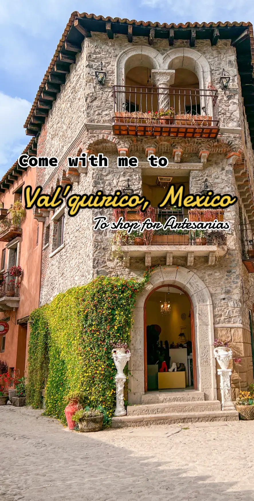 Strolling the streets of #valquirico #mexico … sipping on cocktail and shopping for #artesanias is what I call the perfect day trip in #tlaxcala 🇲🇽 👩🏽‍❤️‍👨🏽🥂🛍️ . #traveltomexico  #mexicotravel #artesaniashopping #shoppinginmexico #vamonosamexico 