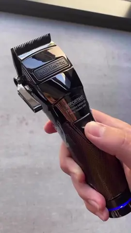 Maquina profesional SNAPFX Clipper BabylissPRO  BaBylissPRO SNAPFX es un cortador de litio inalámbrico equipado con un motor sin rebabas de 6800 rpm de alto par. Las baterías son intercambiables para un uso ininterrumpido. Dos baterías de litio encajables. – Velocidad y par constante. – Base de carga doble. Cargue ambas baterías simultáneamente o cargue una batería mientras la otra está en uso. – Tapa magnética removible y autoalineable, limpieza fácil y rápida, sin herramientas. NUEVO motor sin escobillas de mayor par y mayor velocidad: 6800 RPM NUEVO DLC Fade Blade (cuchilla de repuesto FX8010D) NUEVO Mango de goma con textura de diamante NUEVO Tiempo de ejecución de más de 2 horas Control de conicidad de 5 detenciones Carcasa totalmente metálica Con cable/sin cable y doble voltaje Gancho colgante de tope Incluye 8 accesorios de peine (0,5 mm, 1 mm, 1,5 mm, 2 mm, 3 mm, 4 mm, 5 mm, 6 mm Precio: $260 con 1 año de Garantía  Para compras Online escribanos vía WhatsApp 0412-6102258  #snapfxclipper #snapfx #unboxing  #maquinaprofesionaldecortedecabello #maquinaprofesional #barberia #barbero #maquinaprofissionalbarberia #idealparati