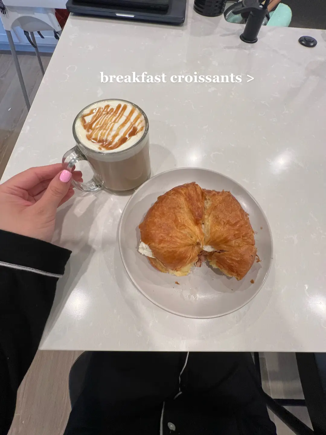 Croissants are the best breakfast dont play with me now🤭🥐 #morningroutine #Vlog #carrousel #momtok 