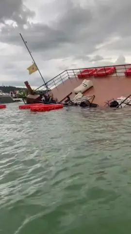 Um barco flutuante afundou no lago de Furnas, em Capitólio, no Sul de Minas, nesse sábado (18). Imagens gravadas por pessoas que estavam no local e compartilhadas nas redes sociais mostram a estrutura naufragando. Ainda não se sabe as causas do acidente. O Corpo de Bombeiros informou que não houve acionamento dos militares de Capitólio e nem de Formiga. Informações iniciais dão conta de que houve apenas prejuízo materiais, sem vítimas. O caso repercutiu nas redes sociais. “Mais um acidente em furnas”, comentou um internauta. “Está precisando fiscalizar tudo”, comentou outro. #capitólio #Minas #suldeminas #informação