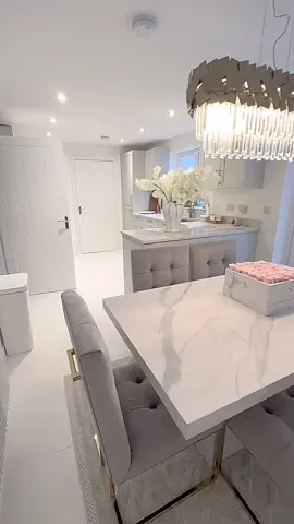 Come through to our kitchen diner ✨🍷  #persimmonchedworth #persimmonhomes #newbuildhomes #newbuilddecor #homedecor #glamhomedecor #homeinteriorideas #goldhomedecor #pinkhomedecor #whitehome 