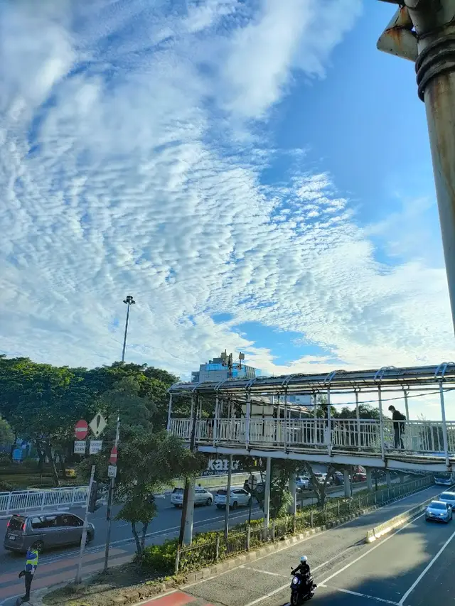 Morning 🫂 Cuaca nya lagi cerah banget pagi ini bagus awan dan langit nya, suka ahhh 🫶🏻🥰 . . . #jakarta #morning #photography #monday #work #fyp #xyrbca #foryou #jakartacity #streetphotography #explore #story #random 