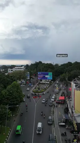 Ada kenangan terindah apa sekitar air mancur... Suasana minggu sore kemarin 19/02... Lok : Taman Air Mancur,  Jl. Jend. Sudirman No.56 Sempur, Bogor Tengah. #airmancurbogor #tamanairmancurbogor #infobogor #infokotabogor #bogor #kotabogor #beritabogor #kabarbogor #bogorupdate #bogornews #beritakotabogor #bogorterkini #informasibogor #infobogor24jam