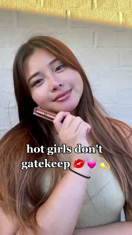my secret to juicy glittery lips! 💋 #makeuptutorial #lipglosshack #ledlightuplipgloss #glitterlipgloss #lipgloss 