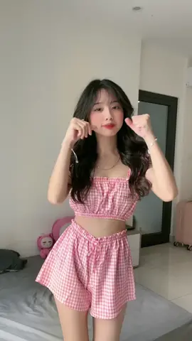 ebe này thích bận đồ ngủ nhấc trên đời 😜