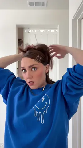 Love this #quickhairstyle for long/short hair! 💘🙌🏻🤠 #hairstyle #hairtok #slickedbuns #slickedbackbun #slickedbun #sidepartponytail  #early2000s #early2000shairstyles #hairclips #hairclipstutorial #dae #daehair #spikybun #spikybuntutorial #easyhairstyles #easyhairtutorials #simplehairstyle #grwm #getreadywithme #morningroutine #dayinmylife #MomsofTikTok #momsover30 #latinacreator #sandiego #sandiegomom #makeup #simplemakeuplook  #quickhairtutorial #halfuphairstyle #halfuphalfdown 