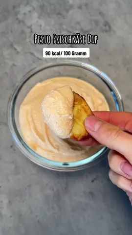 Pesto Frischkäse Dip👩🏽‍🍳 ➡️ca. 90 kcal. pro 100 Gramm  4,8 KH - 11,2 EW - 2,9 G 🕐 ca. 5 Minuten ➡️ Das Rezept ergibt ca. 330 Gramm  - 200 Gramm körniger Frischkäse - 100 Gramm Magerquark - 30 Gramm Pesto alla Calabrese - Salz #fy #fyp #dip 
