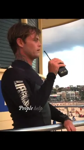 People help the people. #peoplehelpthepeople #bondi #bondirescue #bondibeach #australia #hoppo #jethro #mouse #jesse #harrison #terrylifeguard #lifeguard #bondilifeguards #bondirescuelifeguards #chappo #savinglives I love them sm.
