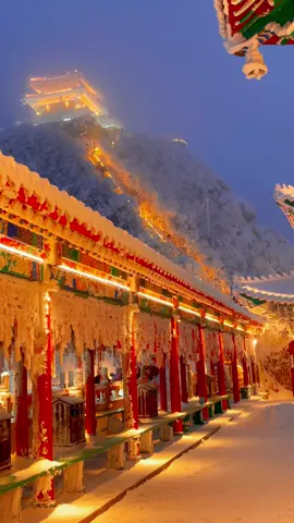 白雪覆盖的雪山寺庙 #china #fyp 