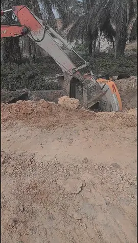 #CapCut rungkad operator e😂 #excavator #kecelakaanexcavator  #opratormuda  #RIPSANY215 