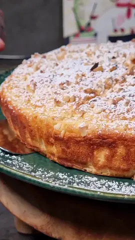Torta alla ricotta che si scioglie in bocca. Ingredienti: 250 grammi di ricotta di vaccino fresca 100 grammi di farina 2 uova grandi 70 grammi di zucchero 50 ml di latte 30 ml di olio di semi 1 bustina di lievito per dolci 1/2 tazzina di rum (opzionale) granella di nocciole per guarnire Procedimento: Mettiamo le uova intere in una boule capiente insieme allo zucchero, cominciamo a montare con una frusta manuale, oppure con lo sbattitore elettrico. Uniamo il rum, l'olio ed il latte sempre continuando a lavorare. Quando gli ingredienti sono ben amalgamati uniamo la ricotta.  Impastiamo per bene, dovremo ottenere un impasto liscio e senza grumi. Setacciamo la farina ed il lievito direttamente nella boule. Integriamo per bene questi ultimi due ingredienti. Prendiamo uno stampo a cerniera di 20 cm, imburriamo ed infariniamo. Versiamo l'impasto al suo interno, aggiungiamo la granella di nocciole e portiamo in forno a 180 gradi se è statico, oppure in forno ventilato a 170 gradi. Lasciamo cuocere per 30 - 35 minuti. Facciamo sempre la prova stecchino, come noi tutti ben sappiamo ogni forno è diverso. Quando la nostra torta risulterà ben cotta, lasciamola intiepidire prima di toglierla dallo stampo. Spolveriamo con zucchero a velo e portiamo in tavola!