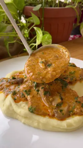 Bitki w sosie grzybowym na puree ziemniaczanym skladniki : 600 g mięsa wieprzowego schab, karkówka, 1 duża cebula 2 ząbki czosnku masło oliwa mąka pszenna ziele angielskie, pieprz, jałowiec, rozmaryn papryka 300 g grzybów 100 g śmietany 30% 300 g wywar #bitki #mięso #schab #puree #ziemniaki #kuchniapolska #polishfood #obiad #obiadydomowe #smacznego #smaczne #przepis #przepisy #jedzenie #domowejedzenie 