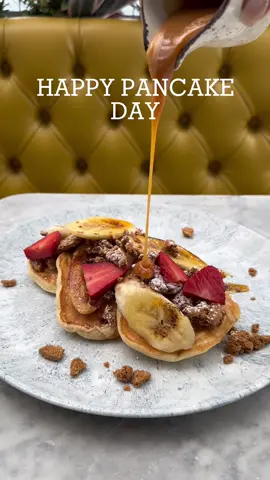 It's Pancake Day and that means you can eat Pancakes for Breakfast, Lunch and Dinner😏🥞 join us at Mr MacGregor's for these Biscoff and Banana Buttermilk Pancakes, served with Caramel Sauce for you to pour over to your hearts content🥰 #mrmacgregors #pancakeday #fyp #foryou #foryoupage #fypシ 