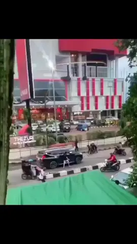 Terjadi tabrak lari dilakukan oleh mobil pajero di jalan Radial, kota Palembang. Warga mengamuk melempari mobil dengan batu. #pajero #tabrak #palembang #fyp #sewaktu 