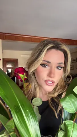 Scappo con le rose che mio padre ha regalato a mia madre per metterle in salvo da Blanco ✌🏻 #fypシ #fyp #foryou #foryoupage #perte #viral #viralvideo #mina #blanco 