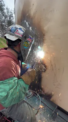I love welding. Only job I can think of that you can do everything by yourself. For the most part 💪🏽👨🏽‍🏭 gettin the repad welded out so I can Slap In the man way 🍻 #ilovemyjob #6010 #6010welds #stickwelding #smaw #lincoln #lincolnelectric #lincolnelectricwelding #weld #welder #ilove #welding #tillman #tillmangloves #tanking #tankwelding #tankin #tankie #repad #santacruz #maxim #ariat #ariatwork #ariatworkboots #