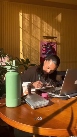 Just because we start our day late doesnt mean we cant turn it around. Small initial actions like not scrolling right out of bed, turn into multiple postive actions like getting up and feeling more energized 🫶🏽 LETS GO 