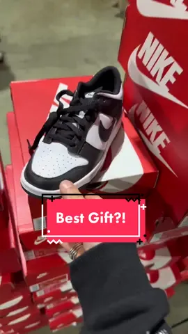 Would your girl wear the #pandadunks 🤔 #nikedunk #panda #nike #sneakerhead #sneakers #gf 🤣 ❤️@meganfoesch 