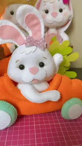 Coelhinho da Páscoa, que trazes pra mim? Uma arte em feltro tão linda assim! 😍🐰🥕🧡 Amou?! Curte e deixa seu ❤️ . . . kauanydiasatelie ateliemaisqarte  #feltro #arteemfeltro #feitoamao #artesanato #DIY #artesanatocriativo #handmade #craft #craftlover