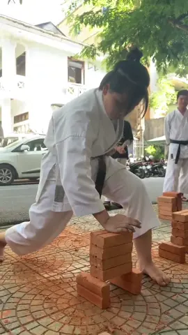 Gạch Khô Của Các Bạn Đây 🥰🥋🥰 Muốn mặc đai đen Nghĩa Dũng Karate Không Phải Dễ 🥰🥰 Nguồn : Lợi Trần Karate 🥰 #karate #congpha #dapgach #nghiadungkaratedo #thidai #daidenkarate #nghiadung #congphangoi 