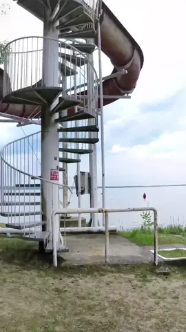 Opuszczony ośrodek wypoczynkowy ze zjeżdżalnią wodną nad zalewem 🏚️🛝💦🌲 Powstał w latach 70 XX wieku 🏗️. Na ponad 10 ha terenie znajdowały się 4 pawilony mieszkalne 🏨, 50 drewnianych domków letniskowych 🏘️, budynek recepcji połączony z restauracją i stołówką 🛎️🍽️, budynek sanitariatów 🚾, budynek kuchni turystycznej 🍽️, budynek administracji połączony ze świetlicą ☎️📺, oraz obiekty sportowe, w tym korty tenisowe 🎾 i zjeżdżalnia wodna 🛝💦. W czasach działaności przyciągał barszo dużą ilość turystów. Przestał funkcjonować w 2010 roku ❌. W roku 2017 częściowemu spaleniu uległ budynek recepcji połączony z restauracją i stołówką 🔥🏚️. Pod koniec 2019 roku ośrodek prawie całkowicie wyburzono a teren usprzątnięto, zostawiając jedynie domki letniskowe 🚧🏗️🧹.  #polska #poland #dlaciebie #dc #foryou  #osrodekwypoczynkowy #resort #drewno #drewniane #wood #wooden #zalew #woda #water #zjezdzalnia #zjezdzalniawodna #slide #waterslide #natura #nature #fotograf #photographer #fotografia #polskafotografia #photography #urbexphotography #urbexphoto #abandonedphotography #abandonedphoto #polskichlopak #polishboy #urbanexplorer #opuszczone #opuszczonemiejsca #opuszczonemiejscawpolsce #abandoned #abandonedplaces #abandonedbuilding #forgotten #forgottenplaces #urbex #urbexpolska #urbexpoland #urbexpeople #urbexworld #urbanexploration #urbanexploring #zapomniane #zapomnianapolska #lost #lostworld #lostplace 