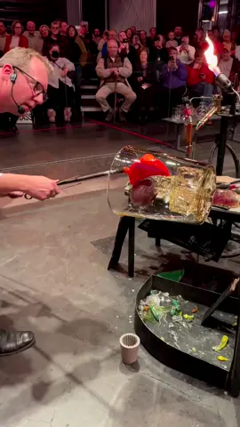 For 2300°, Eric Meek and the Hot Glass Team made an oversized glass cocktail inspired by Lauren “LP” O’Brien’s drink she was mixing on the other side of the stage. (via IG/corningmuseum)