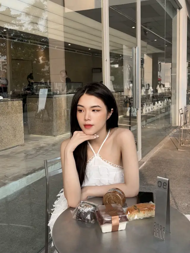 Tình yêu là khi em yêu bản thân thật nhiều, rồi bỗng một ngày có ai đó xuất hiện và tranh giành việc đó với em ❤️
