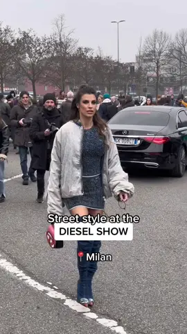 Alcuni degli outfit fuori dalla location in cui si è tenuta oggi la sfilata di #diesel🔥 #fashion #fashionweek #fw #fashionweek2023 #fw2023 #milanfashionweek #perte 
