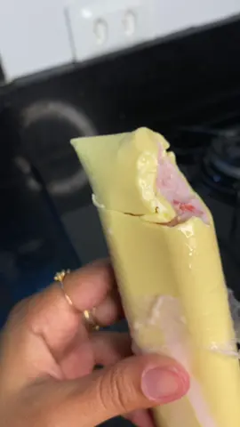 Geladinho de chocolate branco com morango 🍓 -1 lata de leite condensado  -1/2 caixinha de creme de leite  -1 xícara de leite (240ml) -2 colheres de sopa de leite em pó -2 caixinha de morango -300g chocolate branco  #chupchup #geladinhogourmet #geladinho #picole #sorvete #receitas #recipes #food #comida #sobremesa #dessert #icecream #fy #fyp 