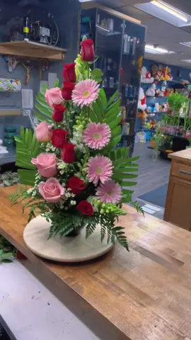 Pink and red flowers arrangement #titosflowers #redroses #gerberas🌸 #fresflowers #ideascreativas #parati #beautifull #hermoso #gifts #foryou #graciasporelapoyo💕 