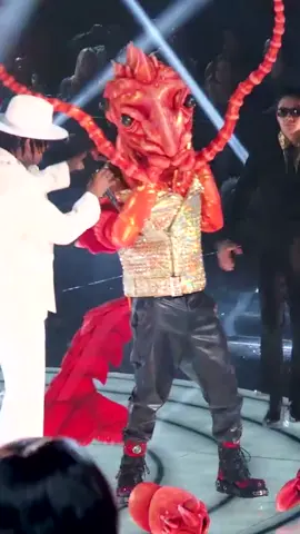 Legendary comedian #HowieMandel on #TheMaskedSinger stage?! 😱 Absolutely claw-some! 🦞🎉 #RockLobsterMask #ABBA #duetwithABBA #foxtv #maskedsingerfox