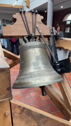 Sonnerie de la cloche du bicentenaire de la révolution française au musée de cloches BOLLÉE à Saint-Jean-de-Braye.  Elle sonne le SI de la troisième octave.  Voici les inscriptions de la cloche :  LES HOMMES NAISSENT ET DEMEURENT LIBRES ET EGAUX EN DROITS LES DISTINCTIONS SOCIALES NE PEUVENT ÊTRE FONDÉES QUE SUR L'UTILITÉ COMMUNE NUL NE DOIT ÊTRE INQUIET POUR SES OPINIONS MÊMES RELIGIEUSES POURVU QUE LEUR MANIFESTATION NE TROUBLE PAS L'ORDRE PUBLIC ÉTABLI PAR LA LOI #cloche #cloches #musee #clocher #église #églises #cathedrales #cathedrale #eglisecatholique #orleans #orleans45 