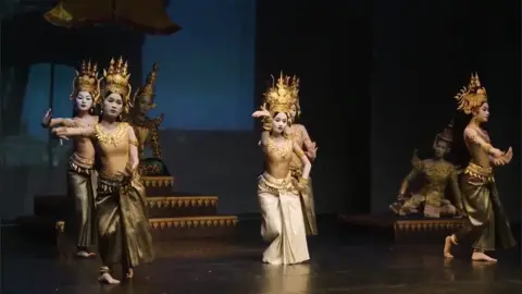 អប្សរា(វឌ្ឍនាទេវី) បុប្ផជាតិឃ្លាតធ្លាក់សួគ៌វិមាន ចិន្តាស្មានមេត្រីដោយក្តីស្ម័គ្រ អើយក្រងព្កុលជារំយោលជរសំយ៉ុង រំដួលប្រុងក្រងជាសង្វារពាក់។🇰🇭🇰🇭