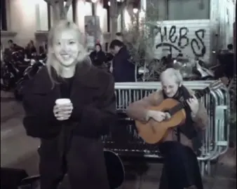 ROSÉ đã biếu tiền cho cụ ông nghệ sĩ guitar đường phố. Awww em bé ấm áp quá🥺 #rosé #roséblackpink #parkchaeyoung #blackpink #blinks #fyp #xuhuong #trending #viral 