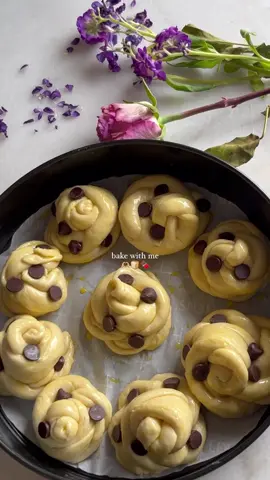 Bake with me ✨ | Chocolate brioche buns 🫶🏼🍫💛 • • • #briocherolls #frenchbread #sweetbreadrolls #chocolatepastry #almondpastries #homemadebread #bakingrecipes #frenchbakingtips #chocolatepastry #BakeWithMe 