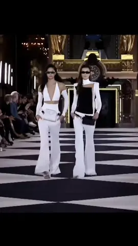 #balmain #ss20 #fashionweek #models #catwalk #runwaywalk #SuperModel #Runway #model #prt #fyp #foryou #pourtoi #duo 