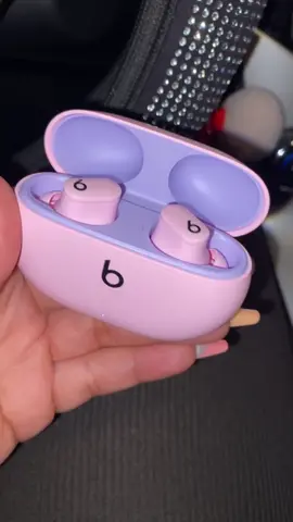 First impression of the Beats Studio Buds in PINK 🥰💗💜 • Love the color. Love the sound quality. I think imma have to try out some of the other ear pieces cause I was pushing them in a bit during my workout. So far though, I likeee ☺️ • #explore #beatsstudiobuds #review #earbudreviews #pinkbeatsbuds 