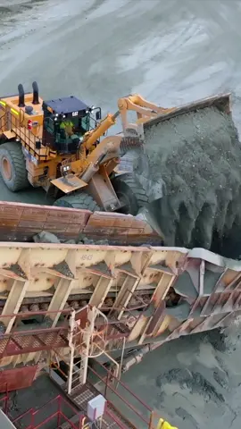 900 ton crusher being loaded by two Cat 992K wheel loaders  #construction #MachineOperator #DumperTruck #Bulldozer #heavyequipment #machinery #crushingandscreening #quarry 