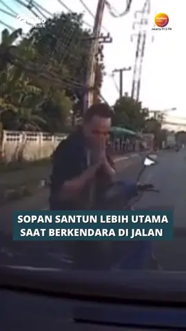 Ketika sopan santun lebih utama saat berkendara. Kalo kita salah langsung minta maaf, jangan malah galakan kita yang salah. Tapi, masnya jangan grogi dong abis minta maaf 😂🤣 “Punten semua 🙏🏻” *Beberapa detik kemudian* 👀 🎥 Twitter/midjan_la_2  #fyp #fypシ #videokocak #kocakabis #motion975fmjkt 