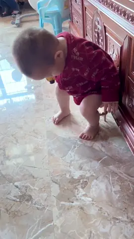 #babyfunny #baby Can you sit in such a small chair 😅#babiesoftiktok #foryou 