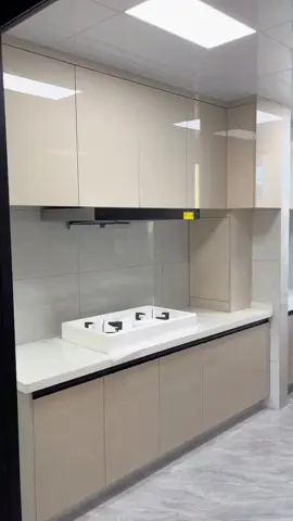 Gloss brown kitchen😍#customcabinets #cabinetmaker #customized #kitchencabinets #kitchenrenovation #kitchendesign #brownkitchen #glosskitchenunits #kitchenremodel 