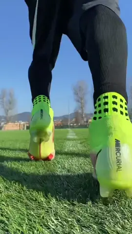 Meias Verdes florescentes 📸 #meiasantiderrapantes #tedesportes #chuteiradecraque 